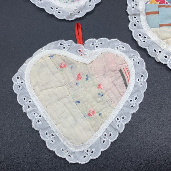 Vintage 4 Feed Sack Quilted Handmade Heart Shaped Eyelet Lace Ornaments Coasters - Picture 5 of 10
